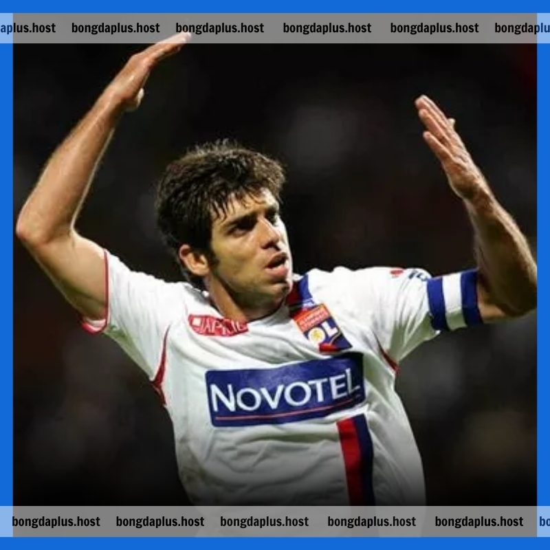 Juninho Pernambucano kiên trì khổ luyện hàng ngàn quả đá phạt sau mỗi buổi tập tại Lyon